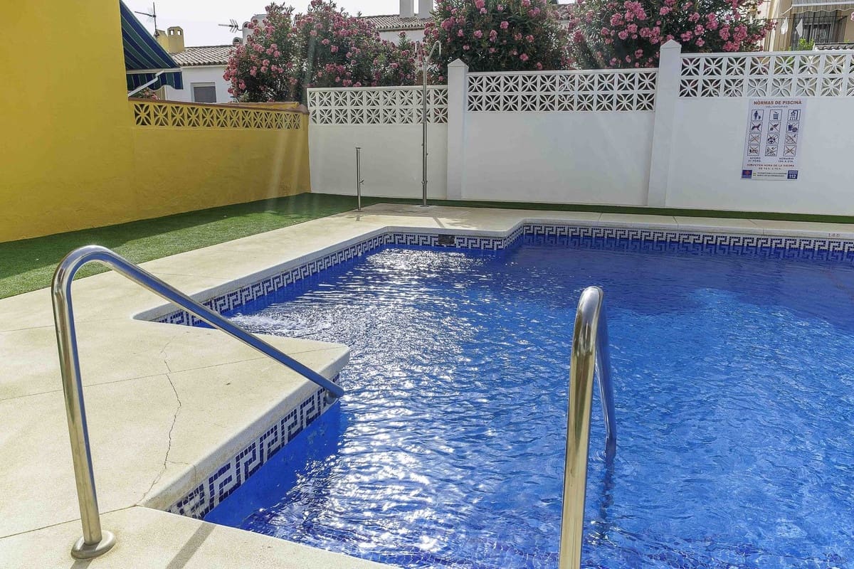 4 makuuhuone Omakotitalo myytävänä paikassa Las Lagunas de Mijas mukana uima-altaan 
autotalli - 398 000 € (Ref: 9255419)