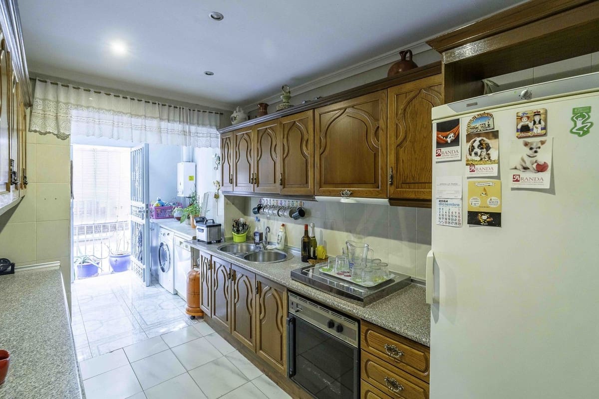 4 makuuhuone Omakotitalo myytävänä paikassa Las Lagunas de Mijas mukana uima-altaan 
autotalli - 398 000 € (Ref: 9255419)