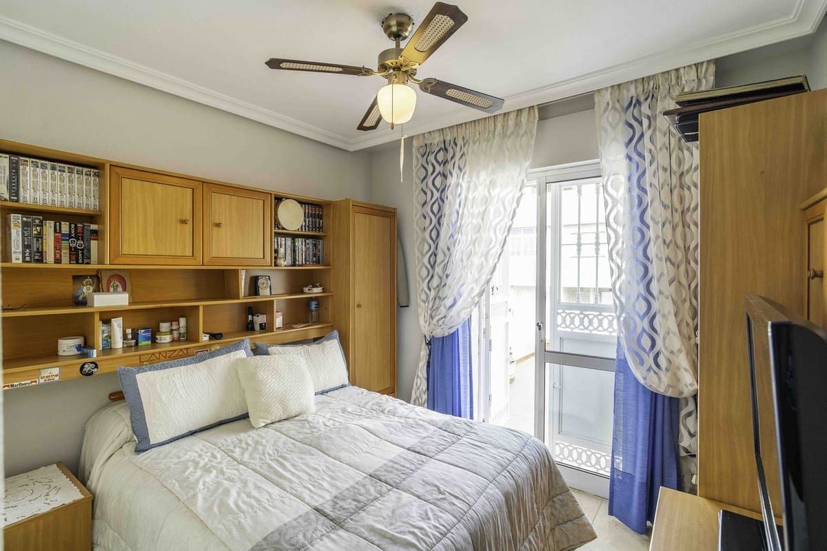 4 makuuhuone Omakotitalo myytävänä paikassa Las Lagunas de Mijas mukana uima-altaan 
autotalli - 398 000 € (Ref: 9255419)