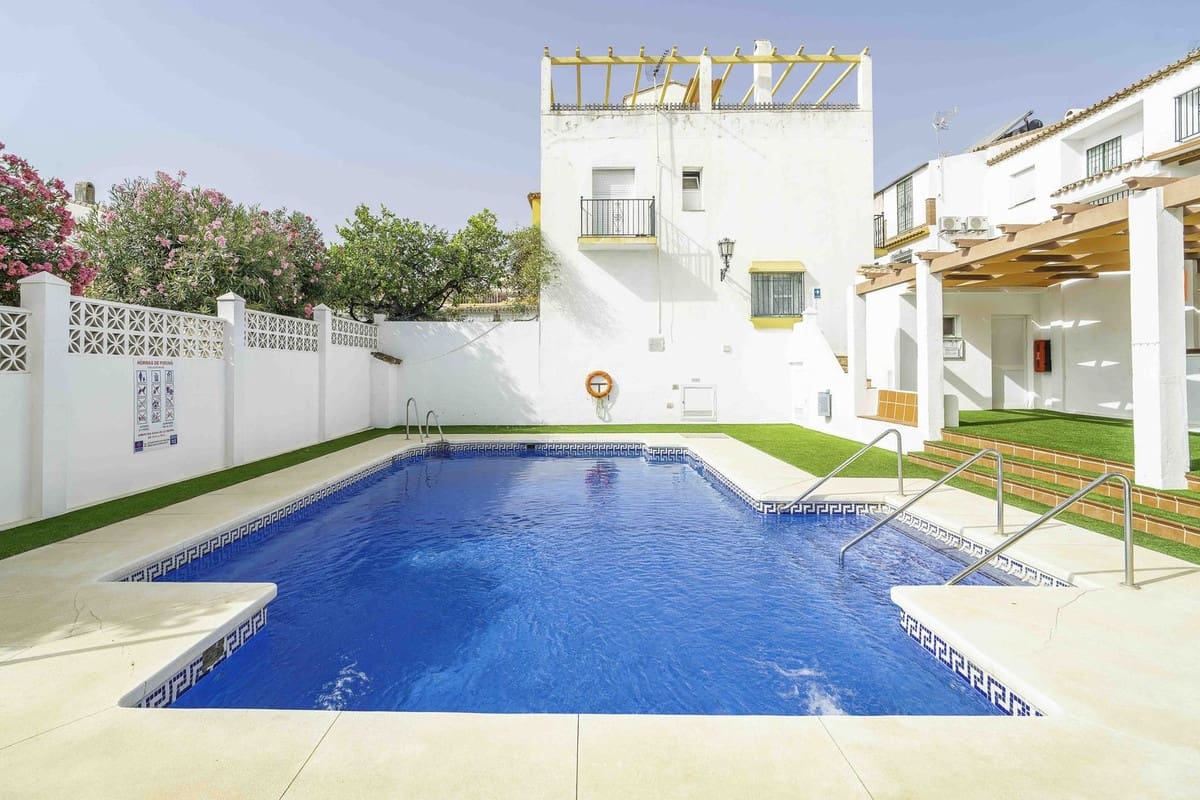 4 makuuhuone Omakotitalo myytävänä paikassa Las Lagunas de Mijas mukana uima-altaan 
autotalli - 398 000 € (Ref: 9255419)