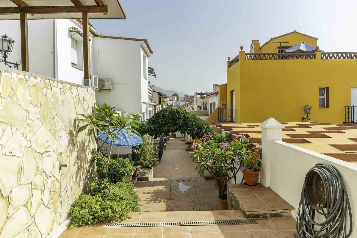 4 makuuhuone Omakotitalo myytävänä paikassa Las Lagunas de Mijas mukana uima-altaan 
autotalli - 398 000 € (Ref: 9255419)