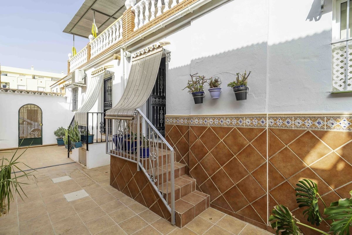 4 makuuhuone Omakotitalo myytävänä paikassa Las Lagunas de Mijas mukana uima-altaan 
autotalli - 398 000 € (Ref: 9255419)