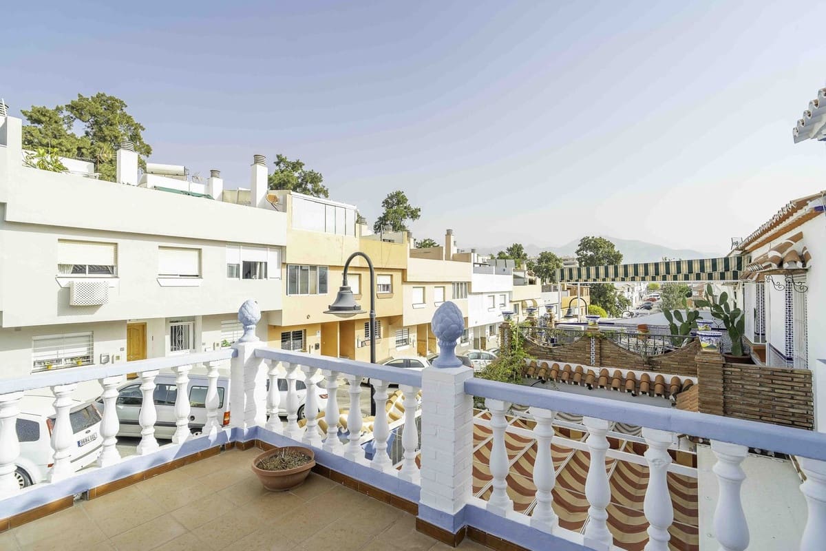 4 makuuhuone Omakotitalo myytävänä paikassa Las Lagunas de Mijas mukana uima-altaan 
autotalli - 398 000 € (Ref: 9255419)