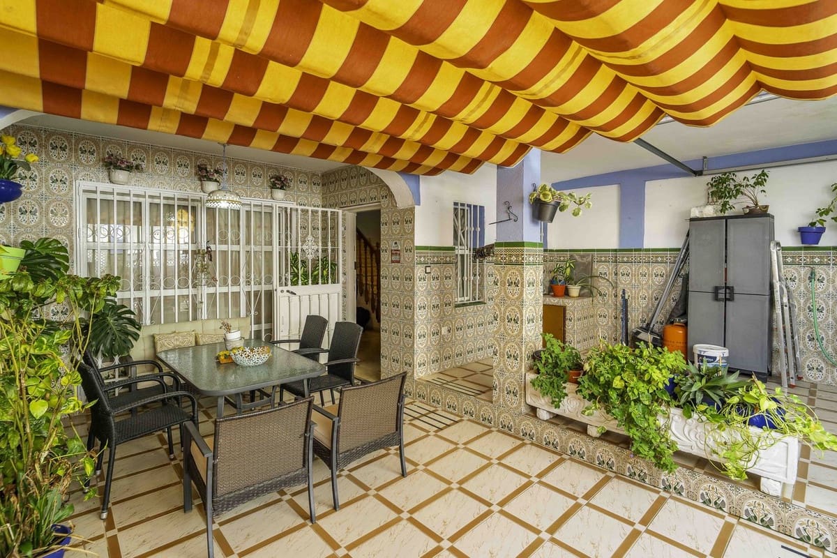 4 makuuhuone Omakotitalo myytävänä paikassa Las Lagunas de Mijas mukana uima-altaan 
autotalli - 398 000 € (Ref: 9255419)