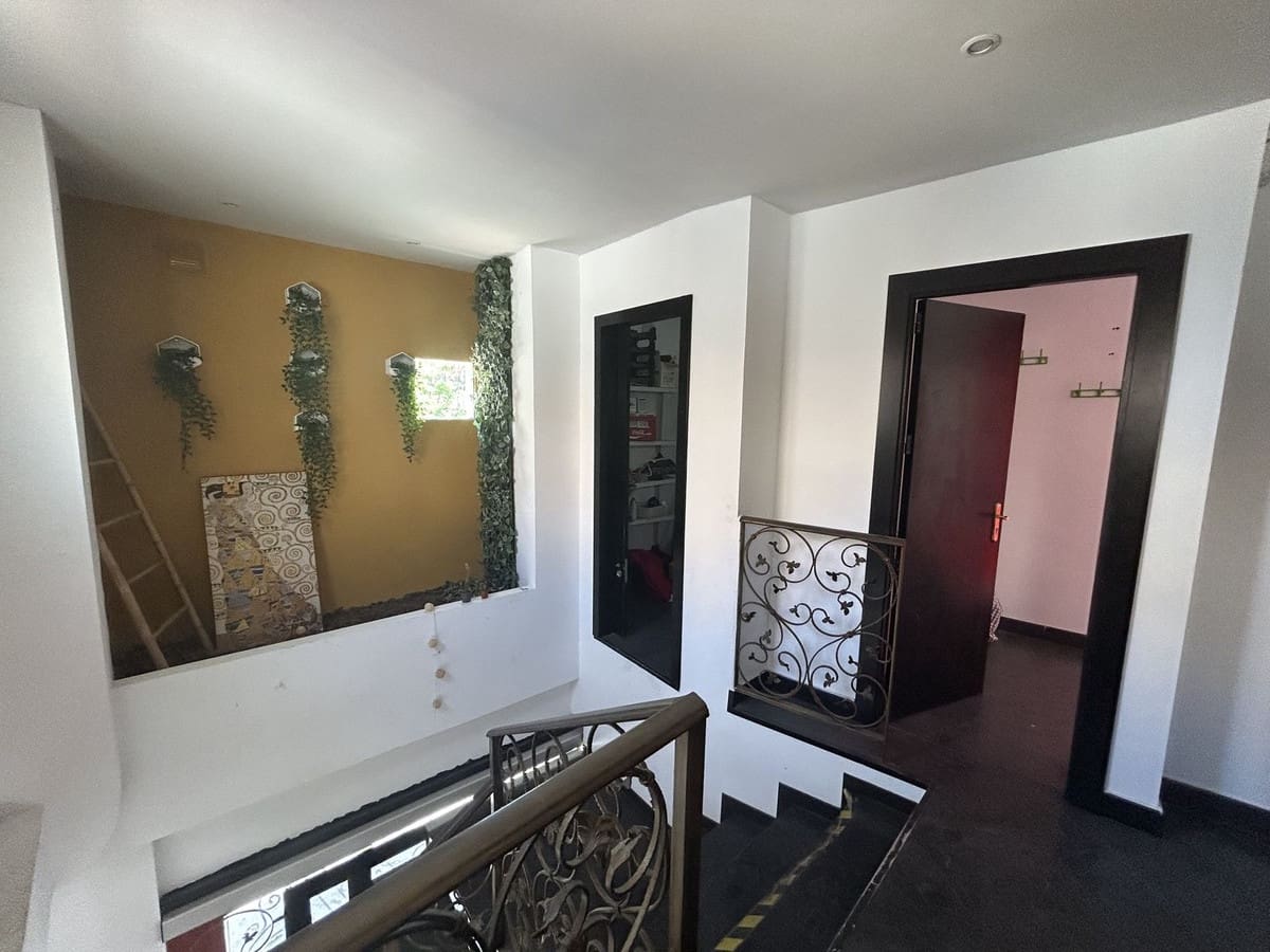 2 makuuhuone Kaupallinen myytävänä paikassa Fuengirola - 650 000 € (Ref: 9383569)