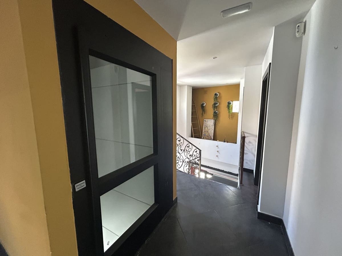 2 makuuhuone Kaupallinen myytävänä paikassa Fuengirola - 650 000 € (Ref: 9383569)