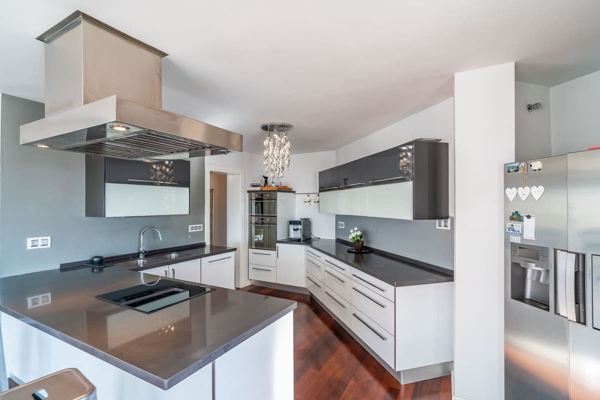 3 sypialnia Penthouse na sprzedaż w Fuengirola z basenem garażem - 1 250 000 € (Ref: 9444892)