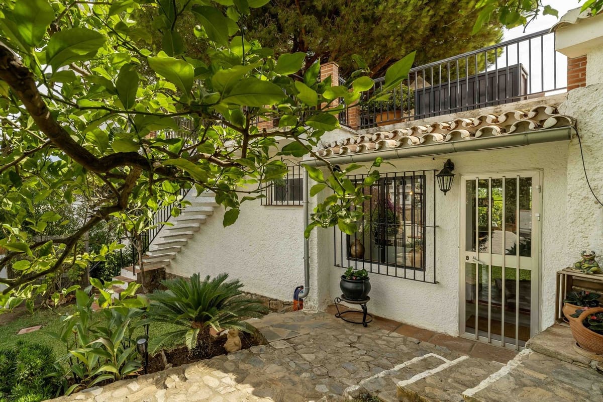 6 bedroom Villa for sale in Fuengirola with pool garage - € 1,195,000 (Ref: 9598520)
