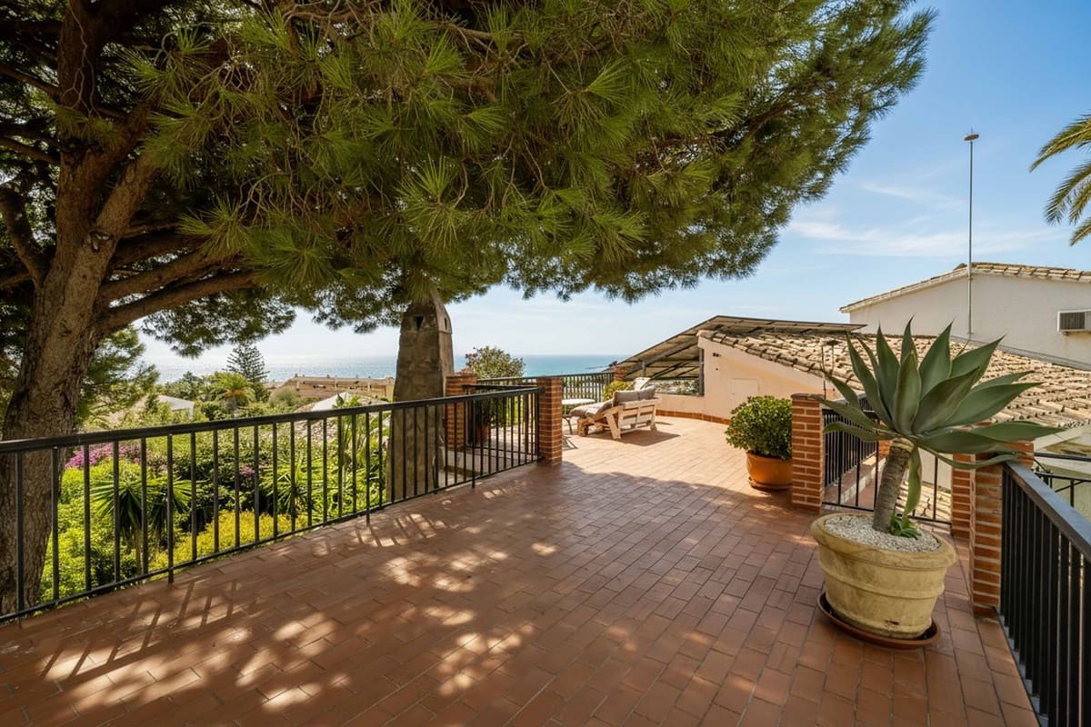 6 bedroom Villa for sale in Fuengirola with pool garage - € 1,195,000 (Ref: 9598520)