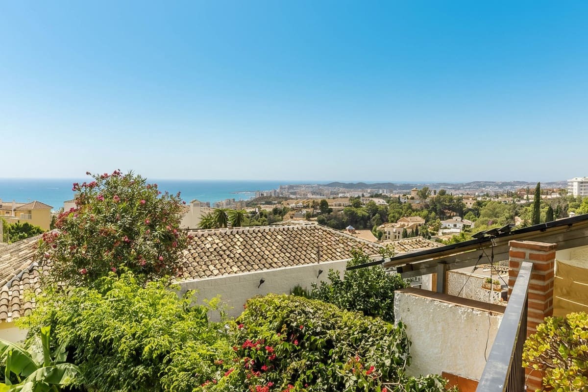 6 bedroom Villa for sale in Fuengirola with pool garage - € 1,195,000 (Ref: 9598520)