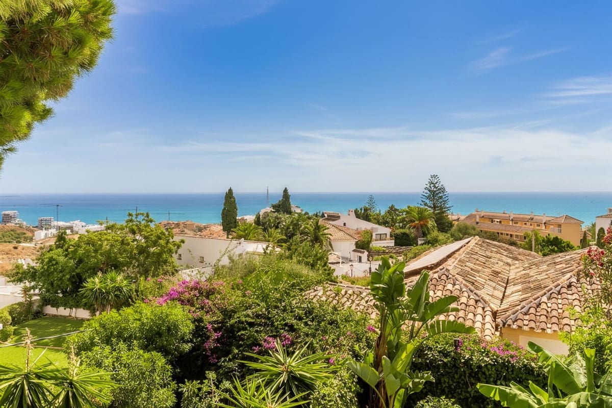 6 bedroom Villa for sale in Fuengirola with pool garage - € 1,195,000 (Ref: 9598520)