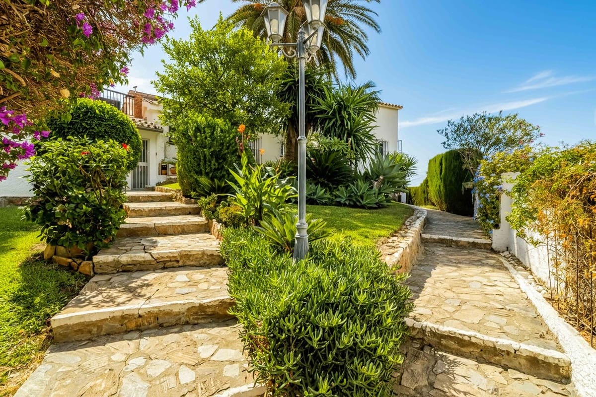6 bedroom Villa for sale in Fuengirola with pool garage - € 1,195,000 (Ref: 9598520)