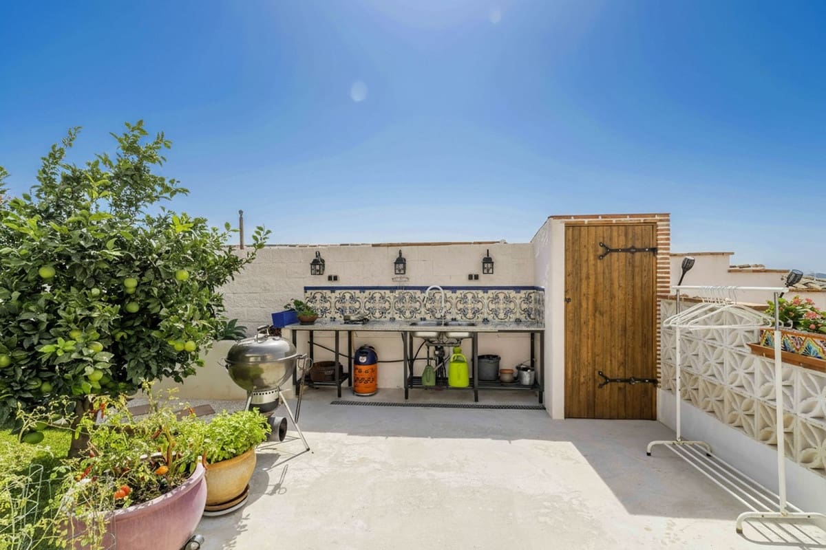 6 bedroom Villa for sale in Fuengirola with pool garage - € 1,195,000 (Ref: 9598520)