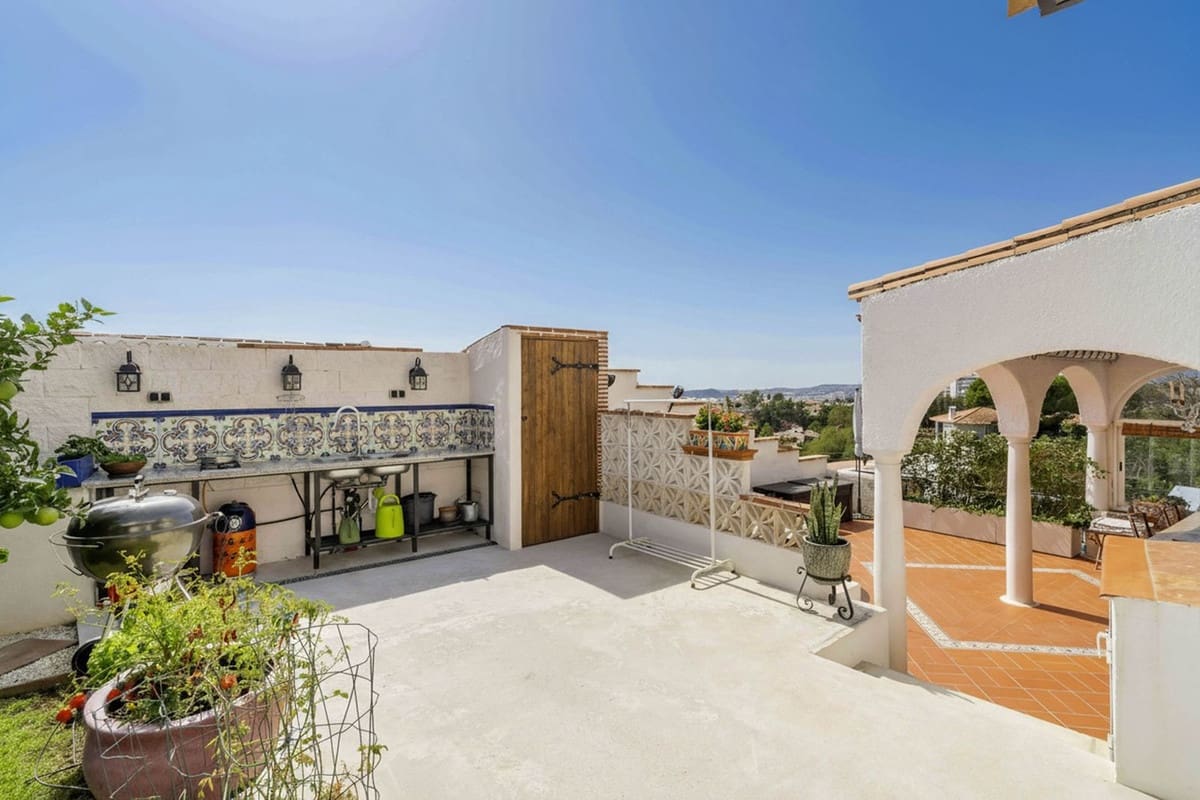 6 bedroom Villa for sale in Fuengirola with pool garage - € 1,195,000 (Ref: 9598520)
