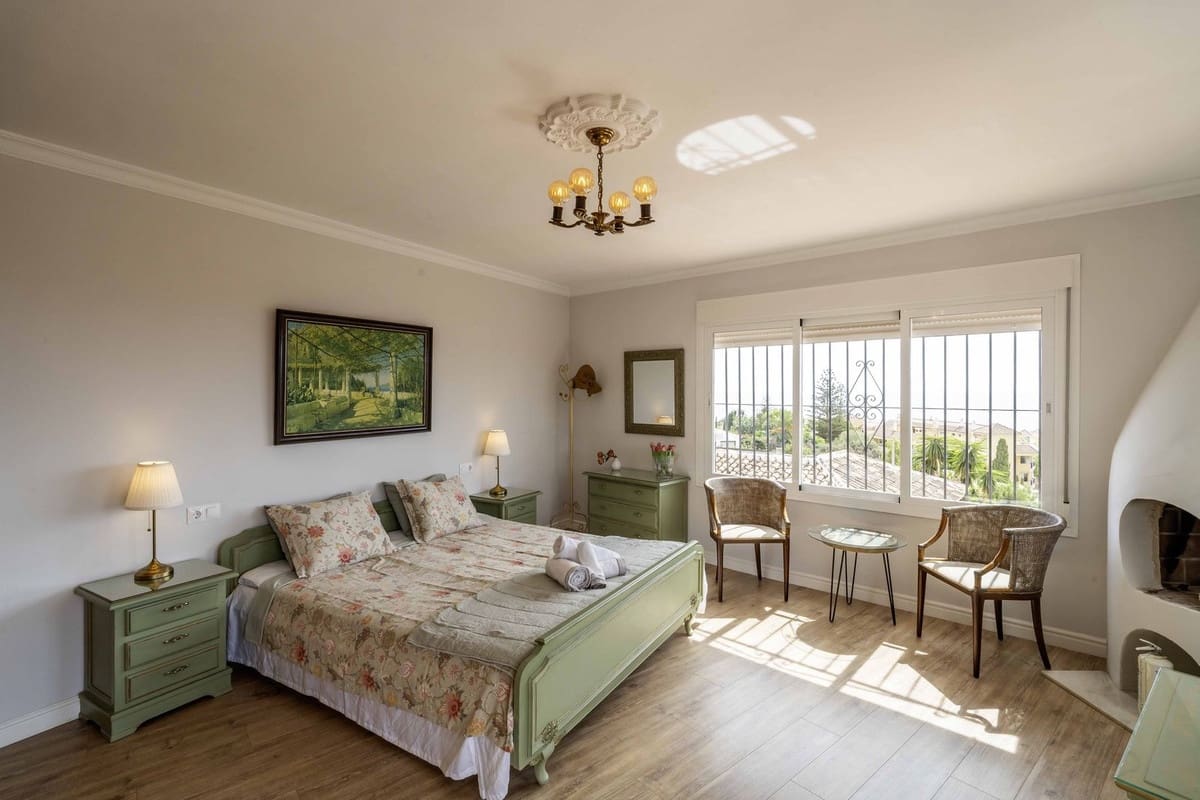 6 bedroom Villa for sale in Fuengirola with pool garage - € 1,195,000 (Ref: 9598520)