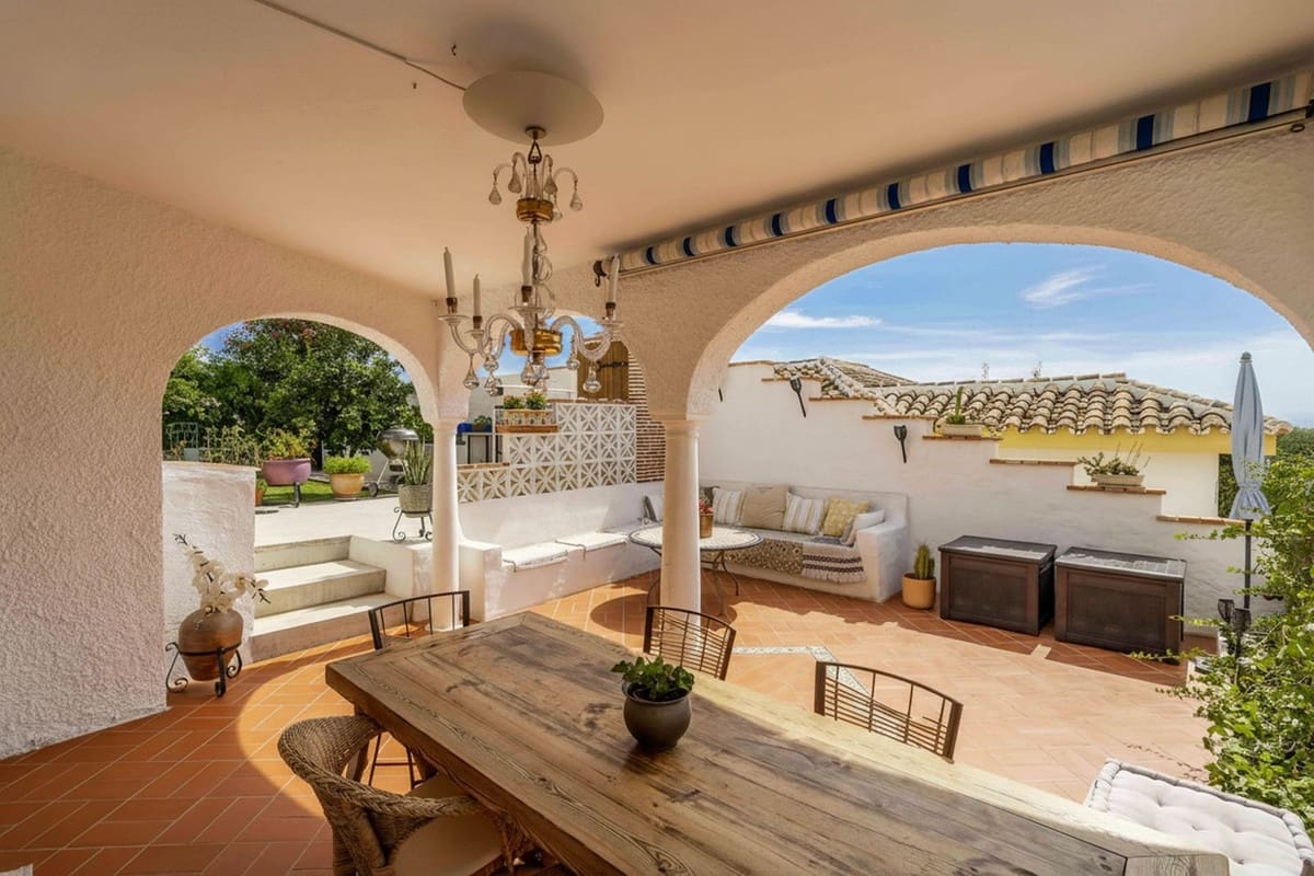 6 bedroom Villa for sale in Fuengirola with pool garage - € 1,195,000 (Ref: 9598520)