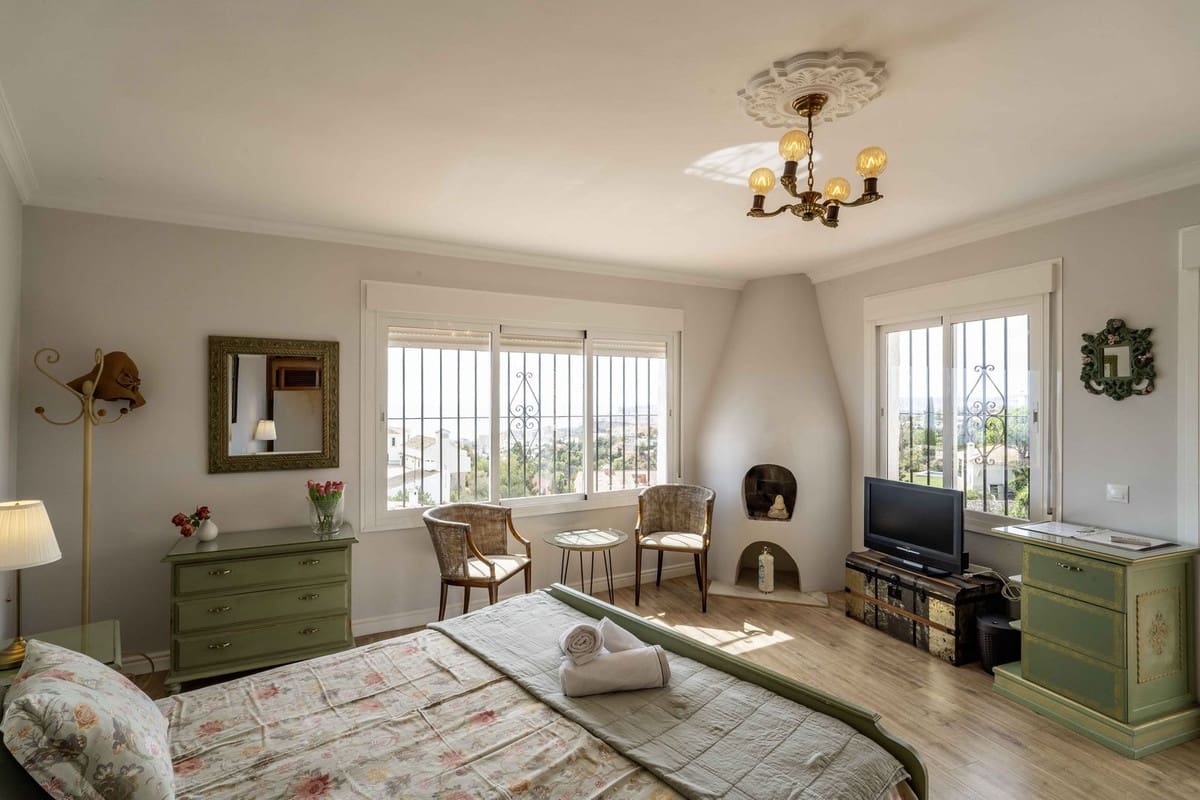 6 bedroom Villa for sale in Fuengirola with pool garage - € 1,195,000 (Ref: 9598520)