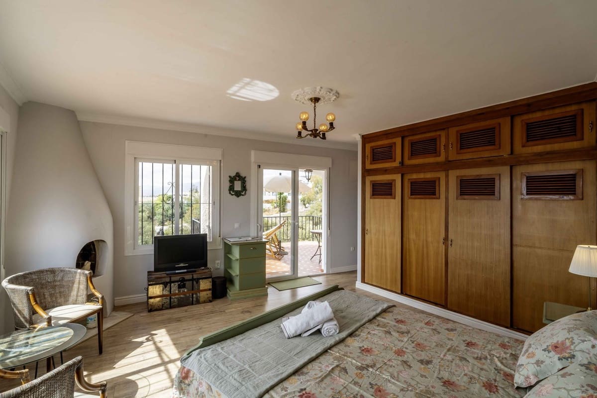 6 bedroom Villa for sale in Fuengirola with pool garage - € 1,195,000 (Ref: 9598520)