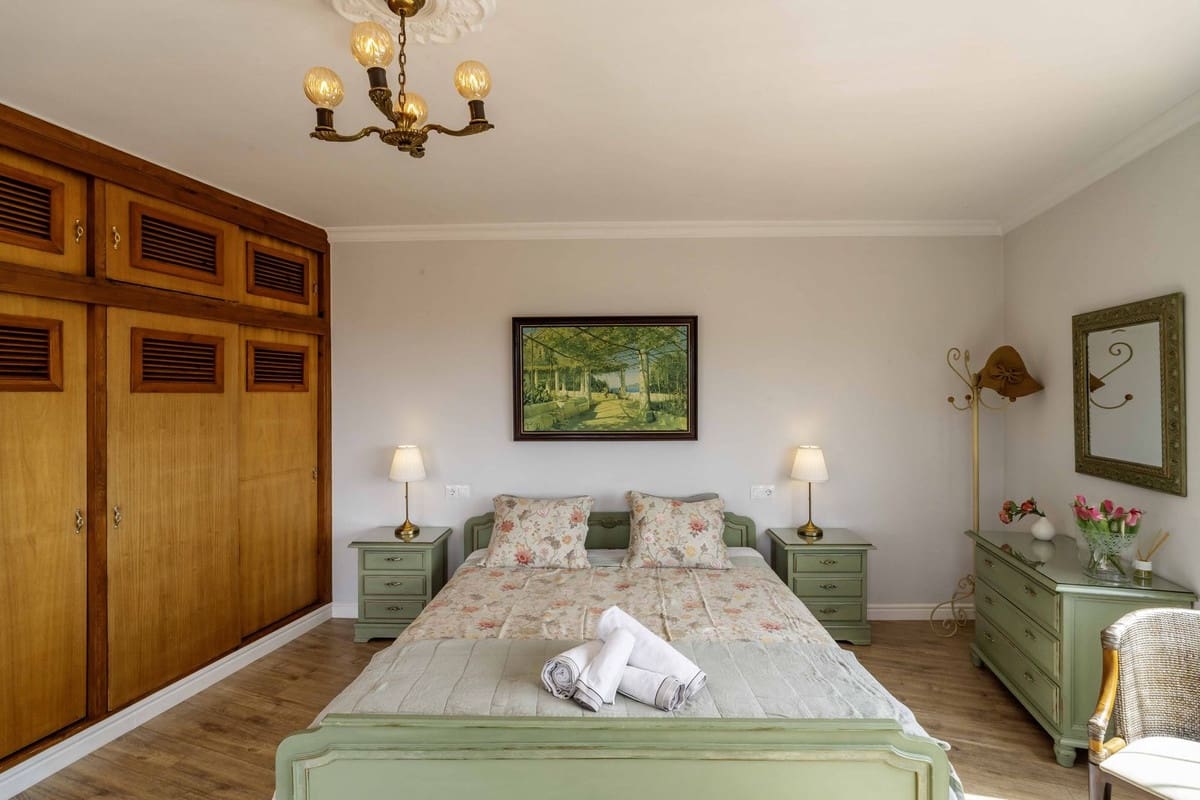6 bedroom Villa for sale in Fuengirola with pool garage - € 1,195,000 (Ref: 9598520)