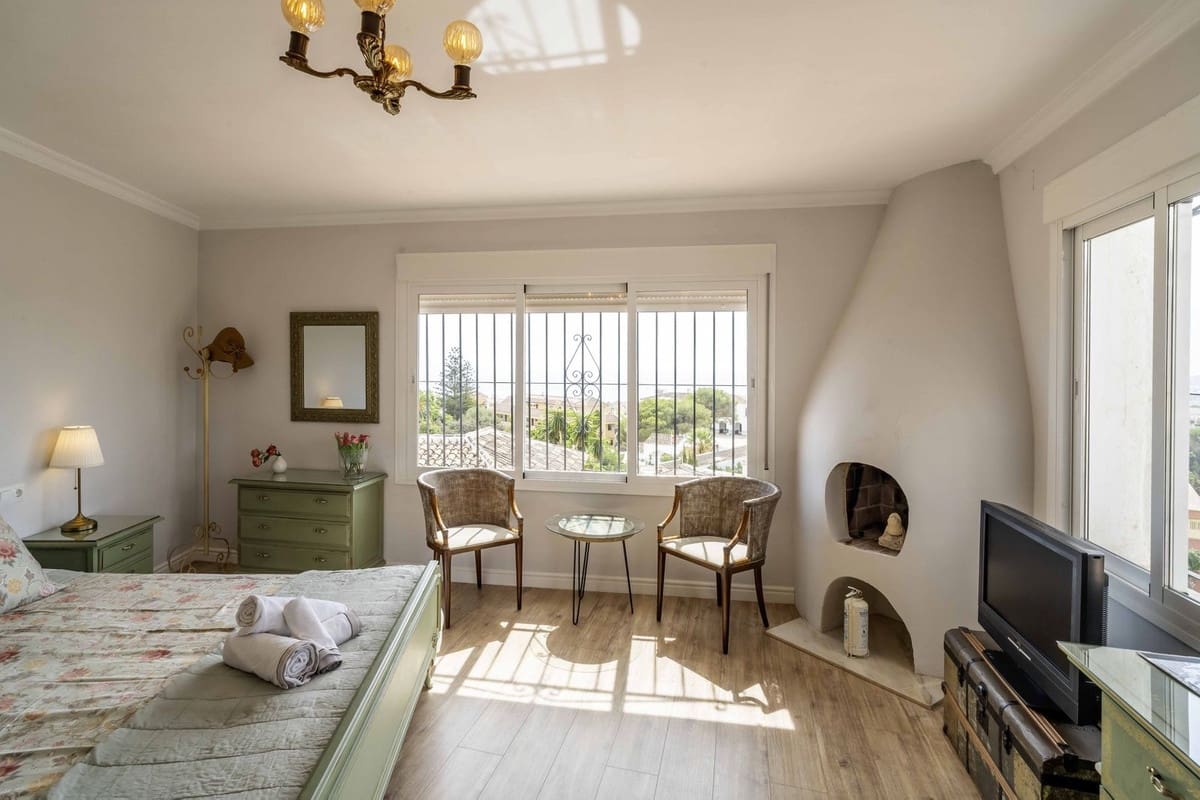 6 bedroom Villa for sale in Fuengirola with pool garage - € 1,195,000 (Ref: 9598520)
