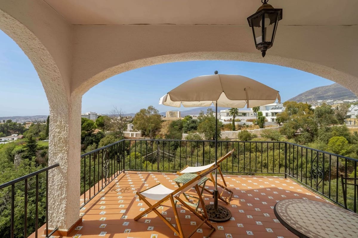 6 bedroom Villa for sale in Fuengirola with pool garage - € 1,195,000 (Ref: 9598520)