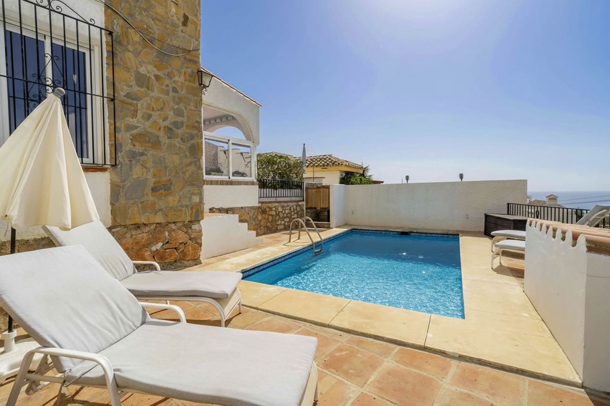6 bedroom Villa for sale in Fuengirola with pool garage - € 1,195,000 (Ref: 9598520)