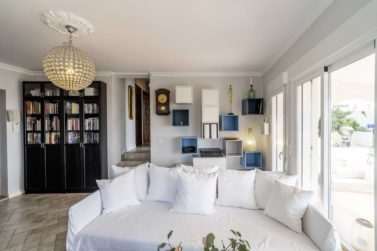 6 bedroom Villa for sale in Fuengirola with pool garage - € 1,195,000 (Ref: 9598520)