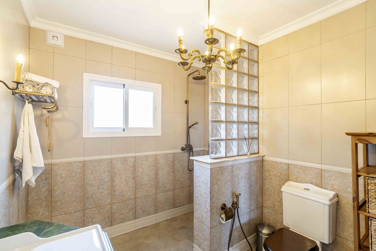 6 bedroom Villa for sale in Fuengirola with pool garage - € 1,195,000 (Ref: 9598520)
