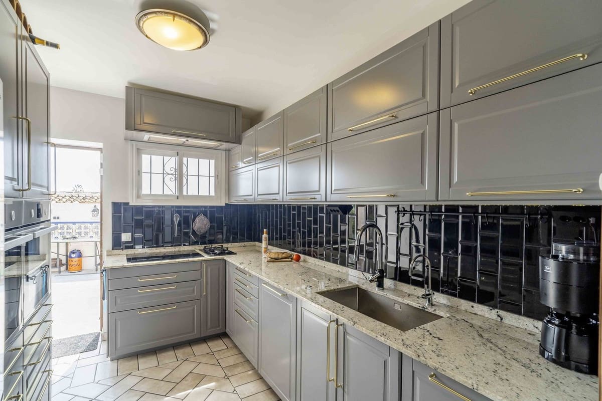 6 bedroom Villa for sale in Fuengirola with pool garage - € 1,195,000 (Ref: 9598520)