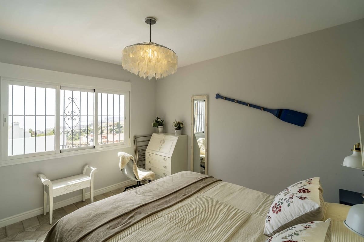 6 bedroom Villa for sale in Fuengirola with pool garage - € 1,195,000 (Ref: 9598520)