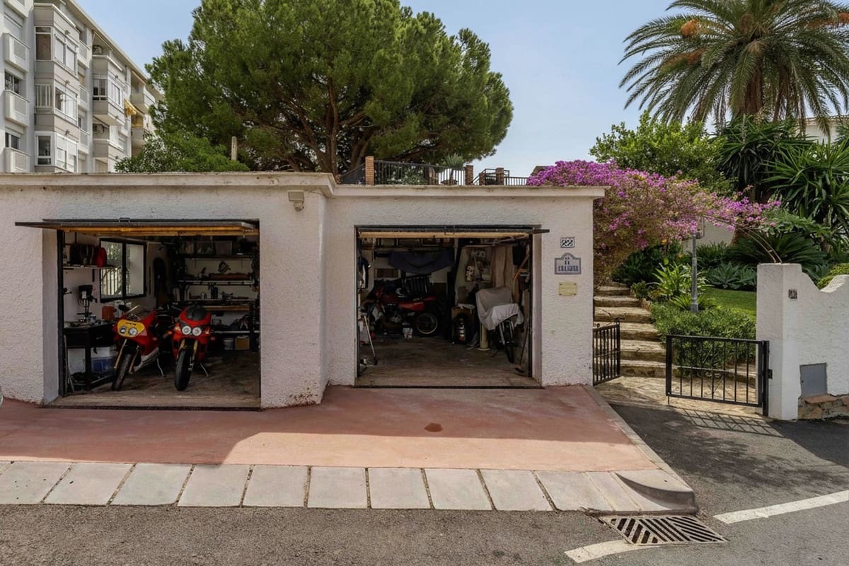 6 bedroom Villa for sale in Fuengirola with pool garage - € 1,195,000 (Ref: 9598520)