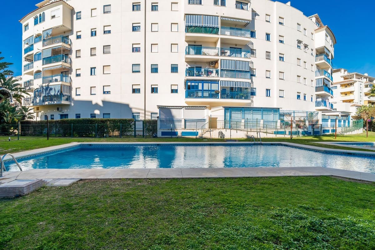 3 bedroom Apartment for sale in Estepona with pool garage - € 399,000 (Ref: 9602317)