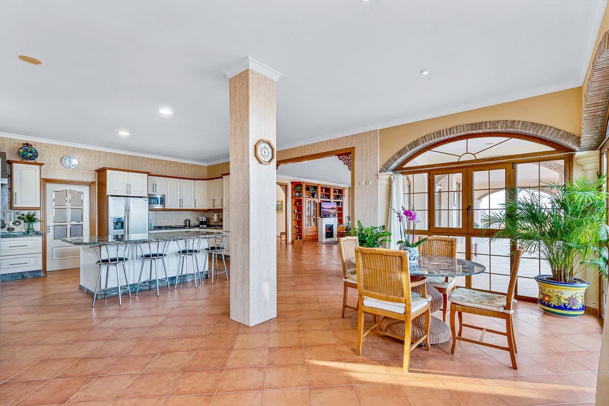 6 Zimmer Villa zu verkaufen in Malaga Stadt mit Pool Garage - 990.000 € (Ref: 9612007)