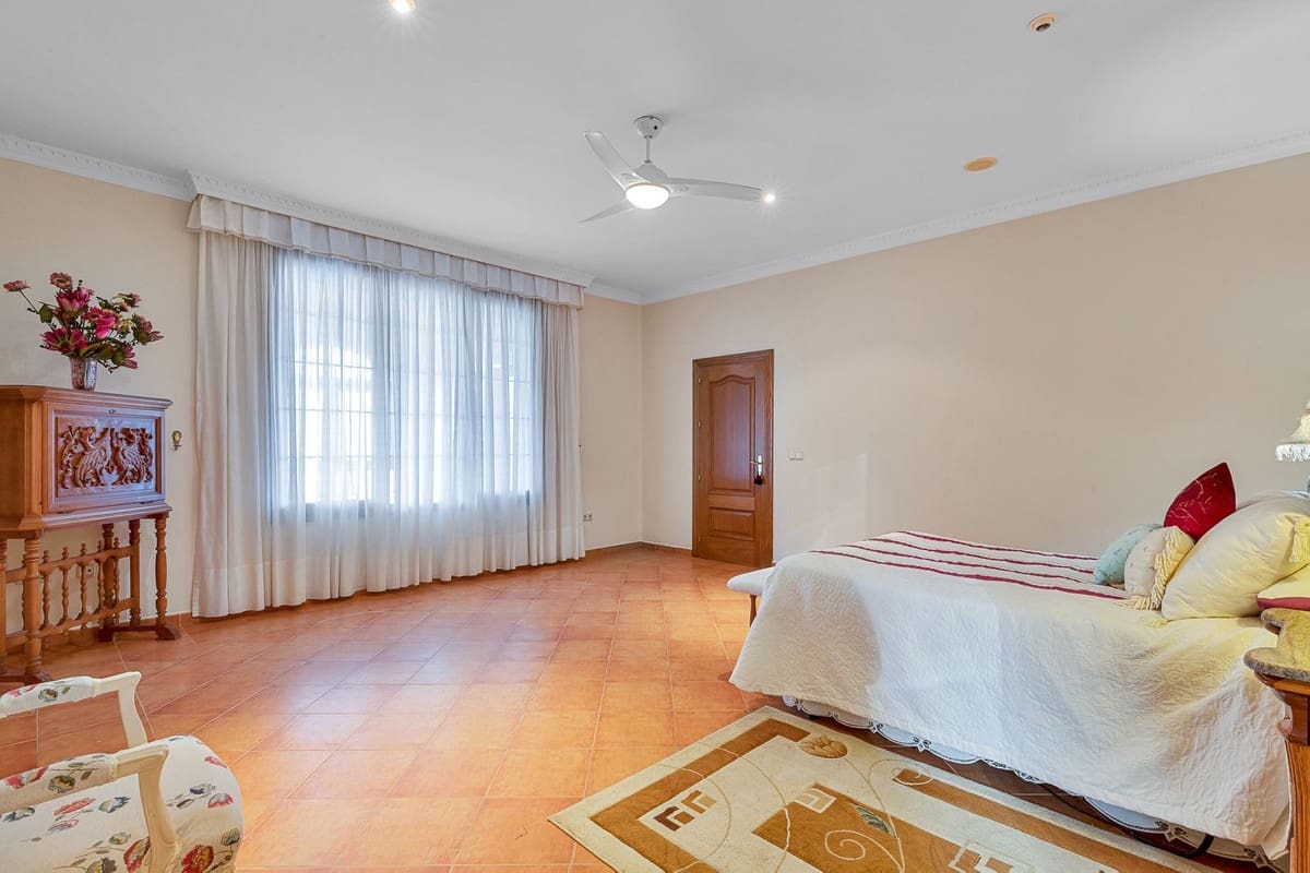 6 soverom Villa til salgs i Malaga by med svømmebasseng garasje - € 950 000 (Ref: 9612007)