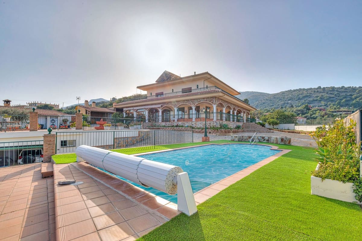 6 soverom Villa til salgs i Malaga by med svømmebasseng garasje - € 950 000 (Ref: 9612007)