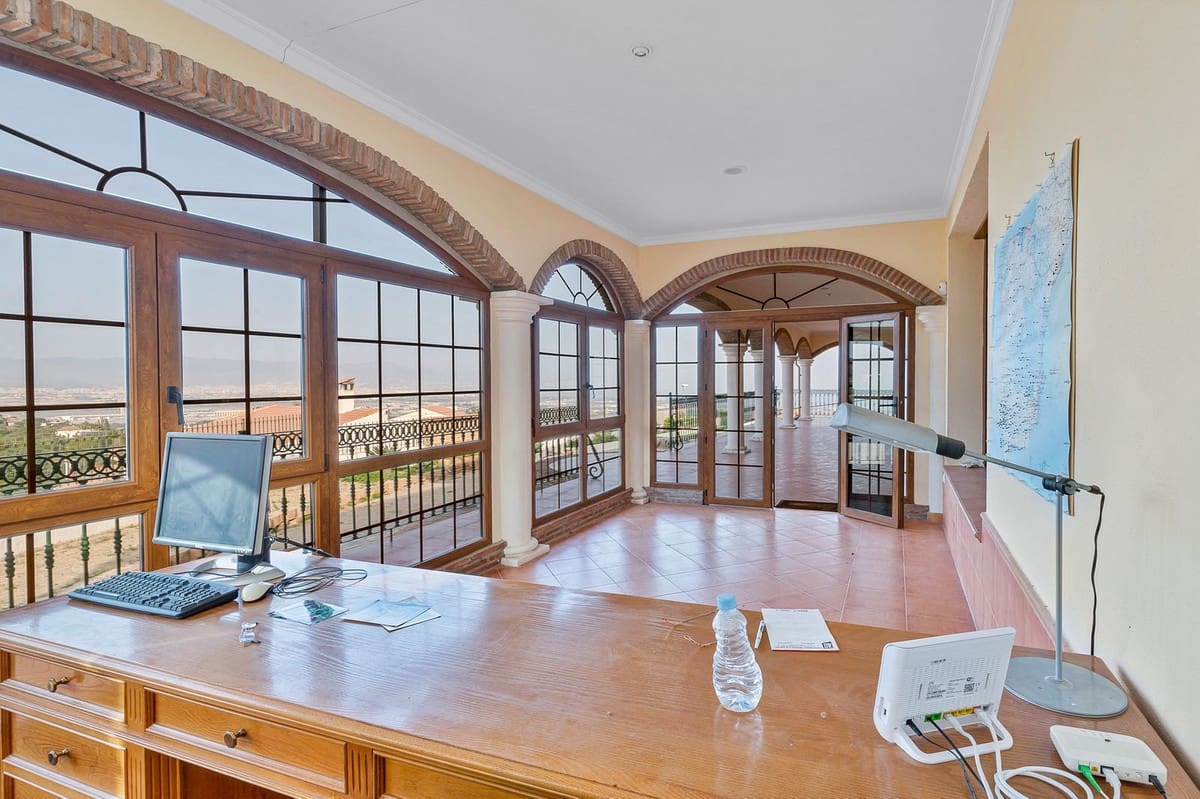 6 soverom Villa til salgs i Malaga by med svømmebasseng garasje - € 950 000 (Ref: 9612007)