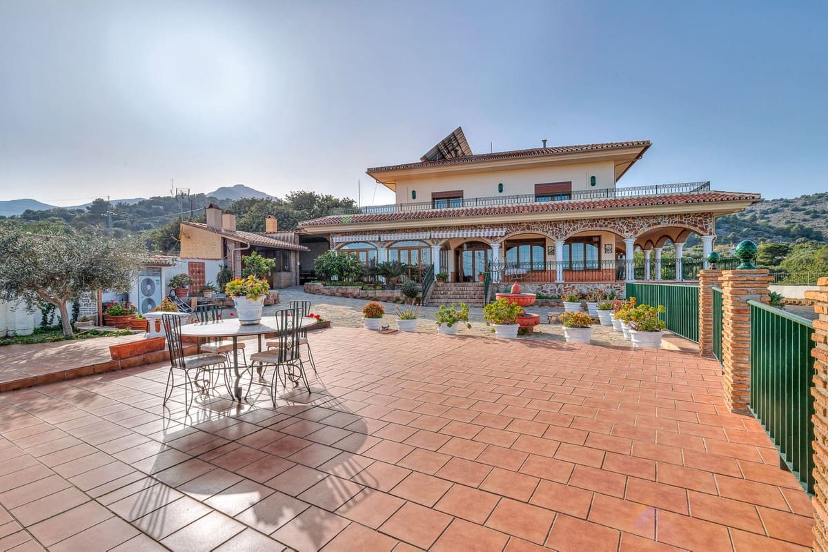 6 soverom Villa til salgs i Malaga by med svømmebasseng garasje - € 950 000 (Ref: 9612007)
