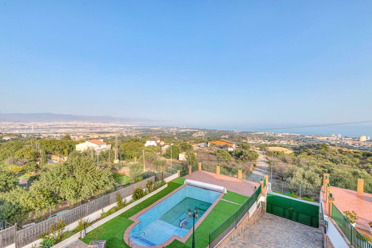 6 soverom Villa til salgs i Malaga by med svømmebasseng garasje - € 950 000 (Ref: 9612007)