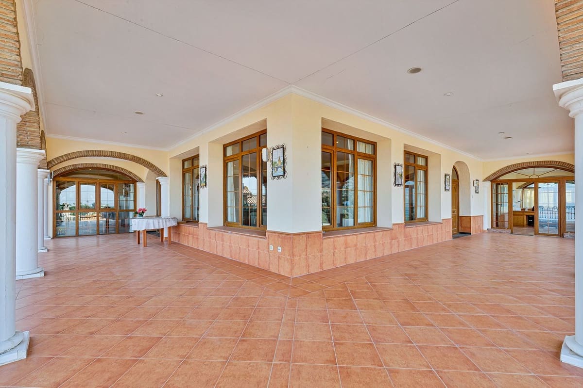 6 soverom Villa til salgs i Malaga by med svømmebasseng garasje - € 950 000 (Ref: 9612007)