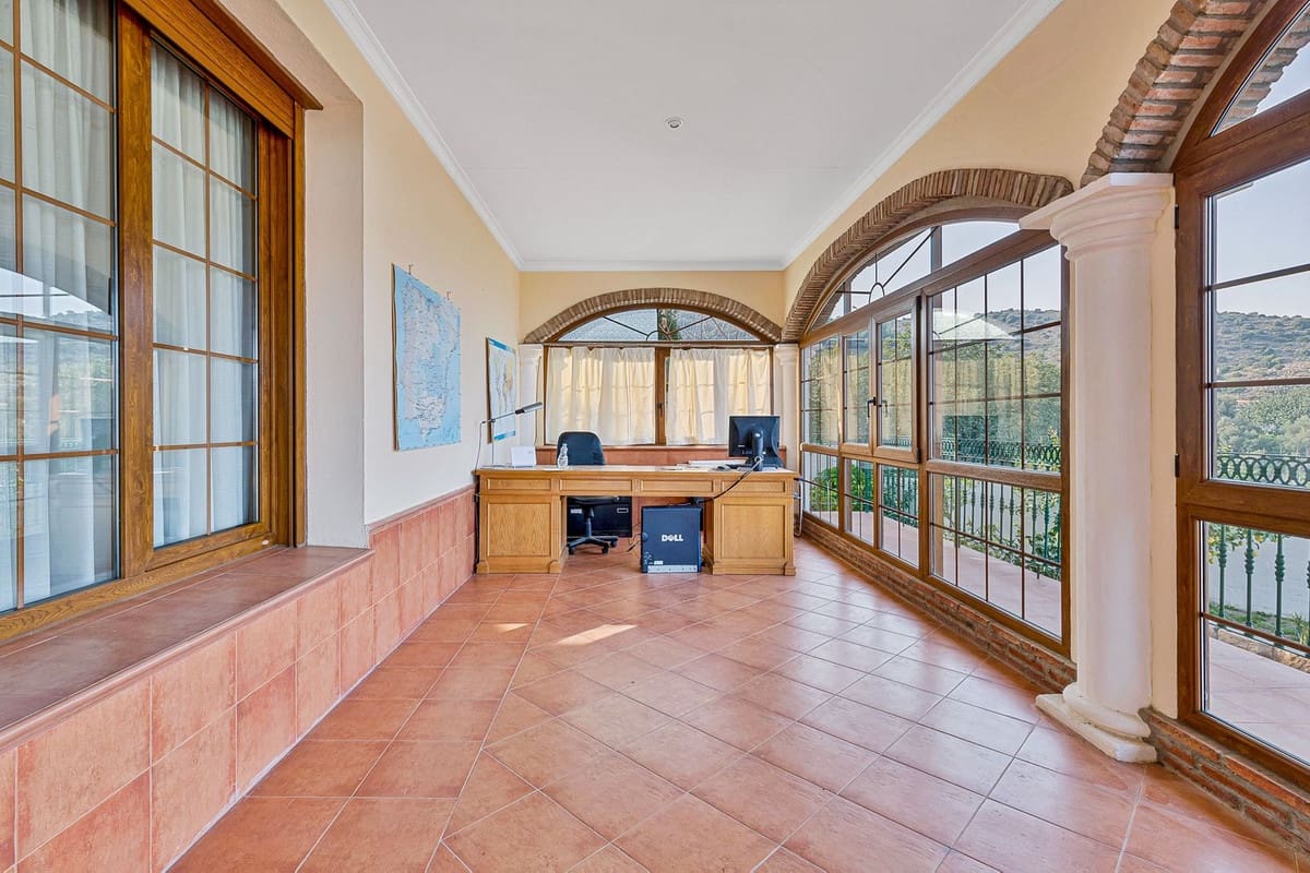 6 soverom Villa til salgs i Malaga by med svømmebasseng garasje - € 950 000 (Ref: 9612007)