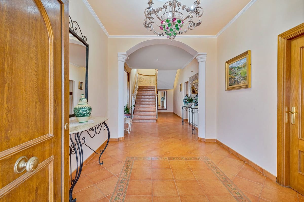 6 soverom Villa til salgs i Malaga by med svømmebasseng garasje - € 950 000 (Ref: 9612007)