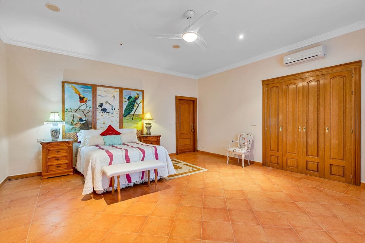 6 soverom Villa til salgs i Malaga by med svømmebasseng garasje - € 950 000 (Ref: 9612007)