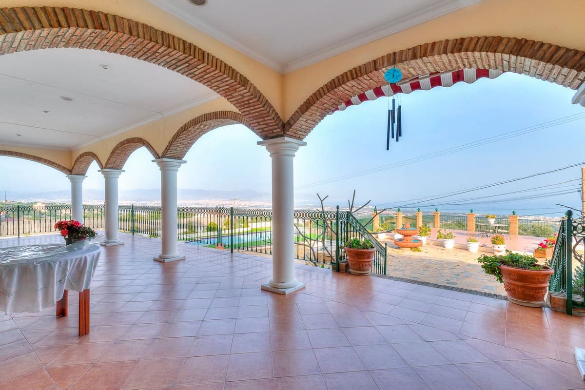 6 soverom Villa til salgs i Malaga by med svømmebasseng garasje - € 950 000 (Ref: 9612007)