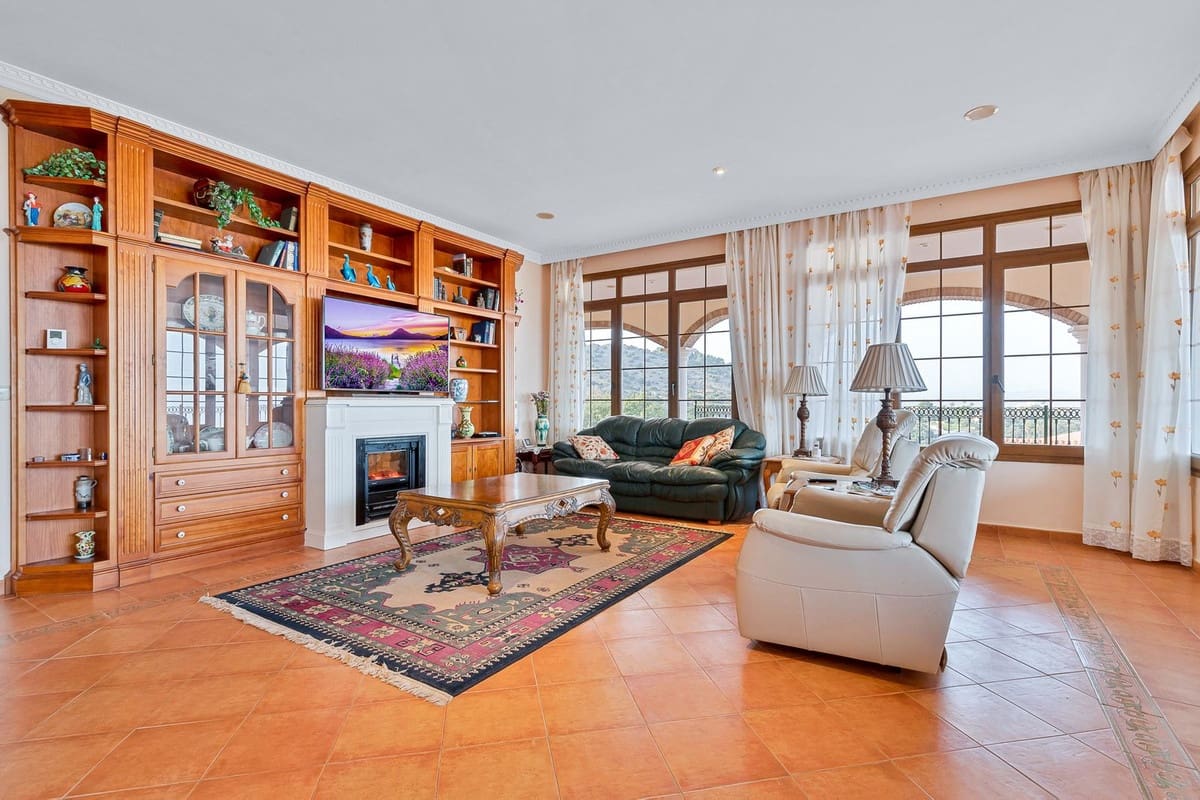 6 soverom Villa til salgs i Malaga by med svømmebasseng garasje - € 950 000 (Ref: 9612007)