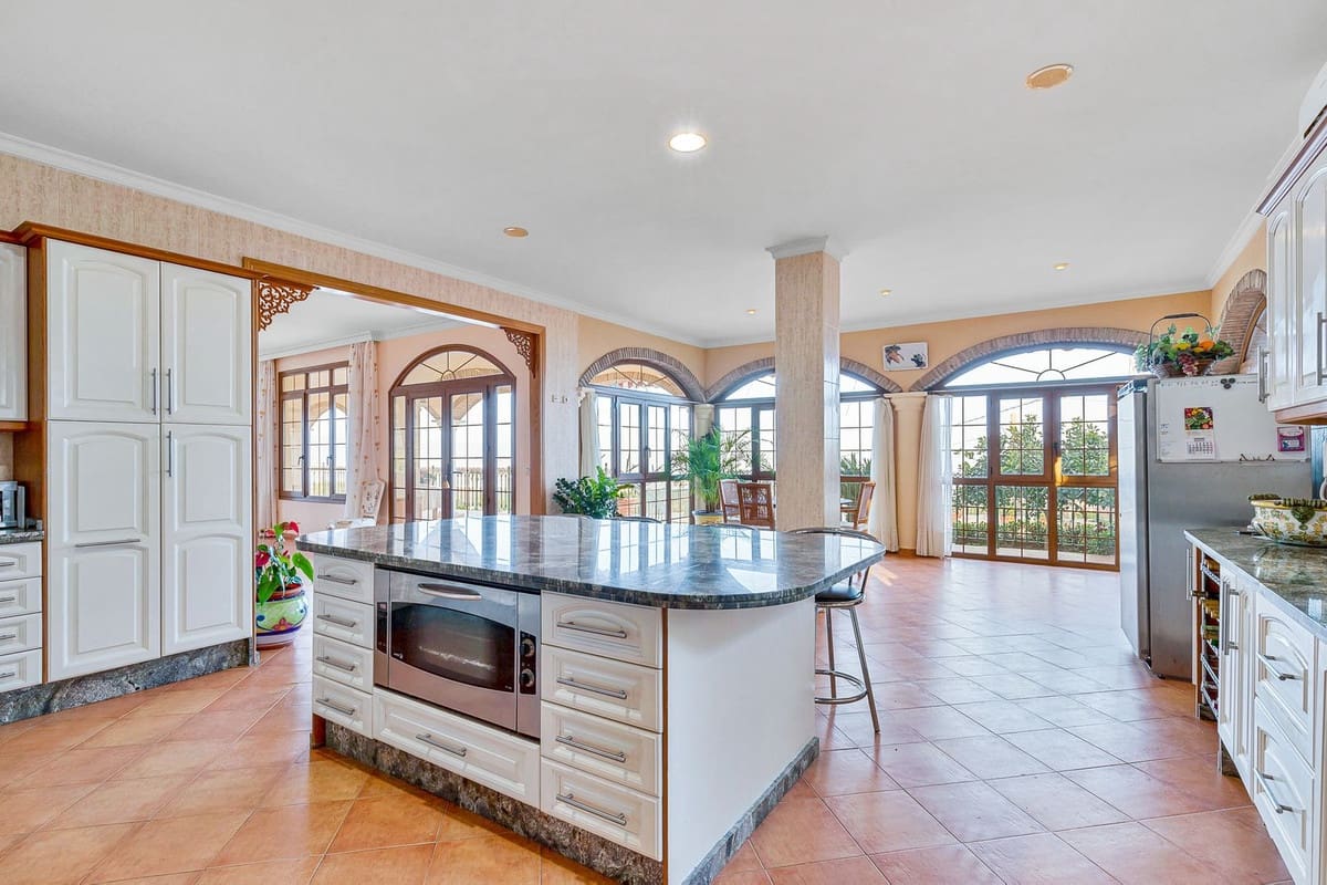 6 soverom Villa til salgs i Malaga by med svømmebasseng garasje - € 950 000 (Ref: 9612007)