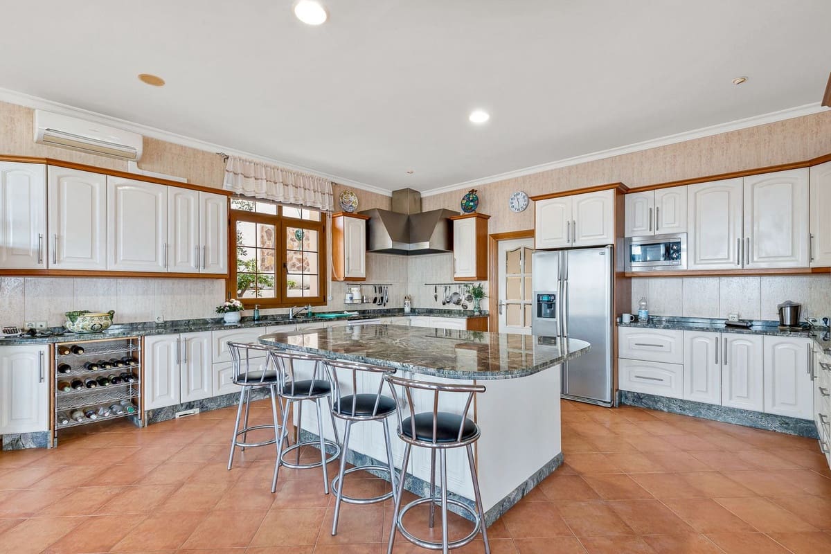 6 soverom Villa til salgs i Malaga by med svømmebasseng garasje - € 950 000 (Ref: 9612007)