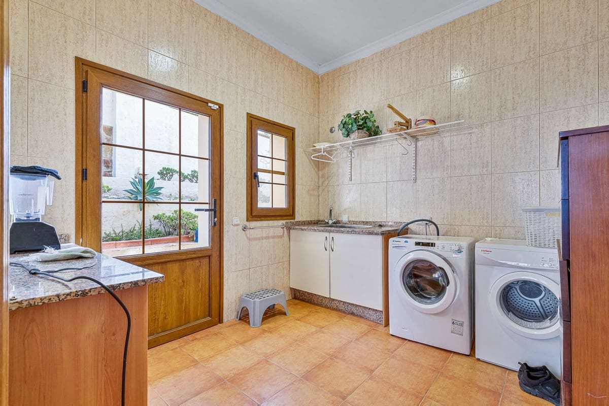 6 soverom Villa til salgs i Malaga by med svømmebasseng garasje - € 950 000 (Ref: 9612007)