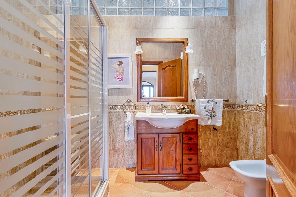 6 soverom Villa til salgs i Malaga by med svømmebasseng garasje - € 950 000 (Ref: 9612007)