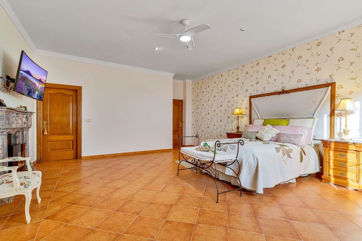 6 soverom Villa til salgs i Malaga by med svømmebasseng garasje - € 950 000 (Ref: 9612007)