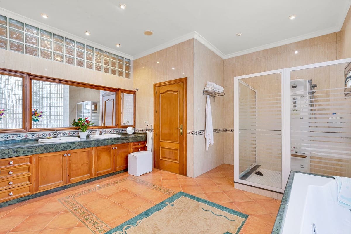 6 soverom Villa til salgs i Malaga by med svømmebasseng garasje - € 950 000 (Ref: 9612007)